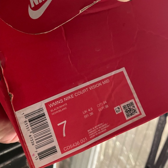 Women’s size 7 Nikes - Picture 2 of 2